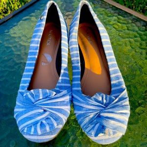 Women’s blue & white flats